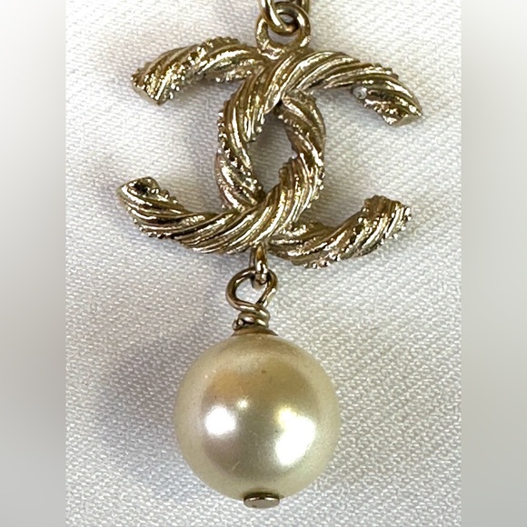 Chanel Gold and Pearl Pendant Necklace - Picture 8 of 12